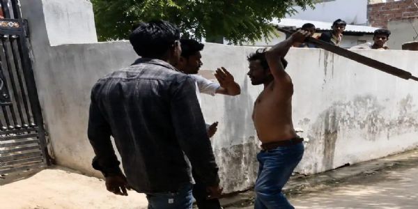 सादाबाद क्षेत्र में अवैध कनेक्शन काटने से नाराज ग्रामीण ने बिजली कर्मियों पर किया हमला, घायल