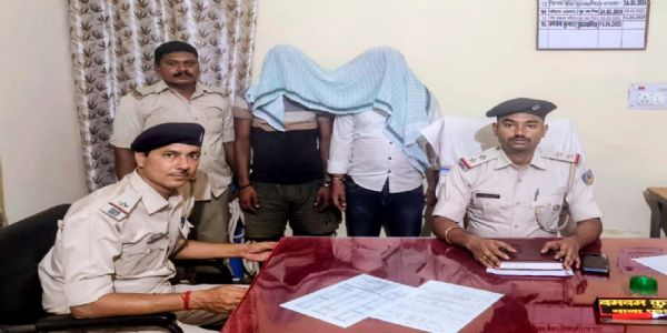 टाटा मैजिक वाहन से अवैध शराब की खेप बरामद, दो गिरफ्तार