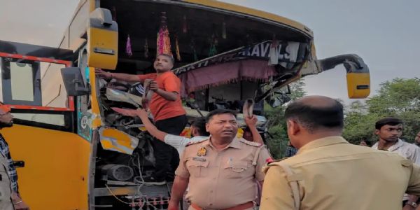लखनऊ एक्सप्रेस वे पर ट्रक से भिड़ी स्लीपर बस, 11 यात्री घायल
