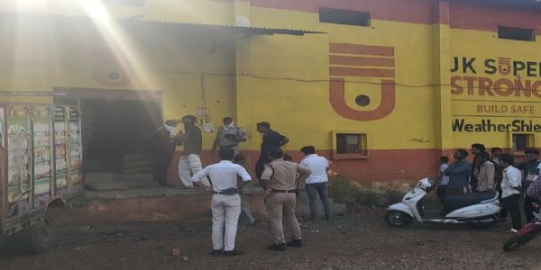 आगरमालवा : वेयरहाउस में गेहूं के बोरों के नीचे मिला युवक का शव, जांच में जुटी पुलिस