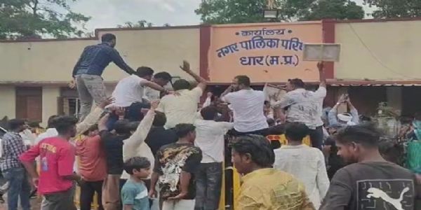 धार नगर पालिका कार्यालय में हंगामा और तोड़फोड़ का आरोप, 12 कांग्रेस कार्यकर्ताओं पर मामला दर्ज