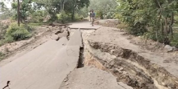 चापापुर ओसीपी की ब्लास्टिंग से धंसी सड़क, ग्रामीणों ने ठप कराया खनन कार्य