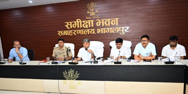 नीट परीक्षा को लेकर डीएम ने की समीक्षा बैठक