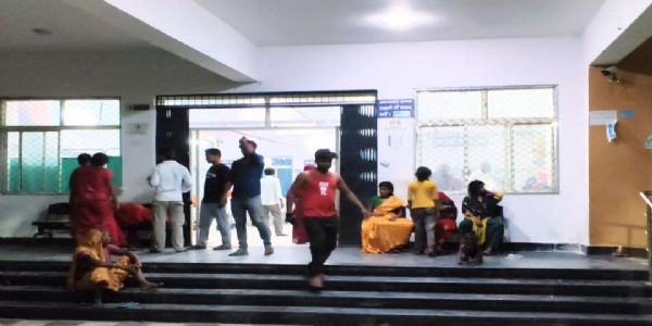 जंगली फल के बीज खाने से 14 बच्चों की तबीयत बिगड़ी, अस्पताल में मचा हड़कंप