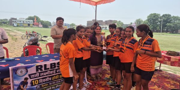 हॉकी के दोनों वर्गों में देवरिया का दबदबा, बालक व बालिका टीम ने जीती विजेता ट्रॉफी