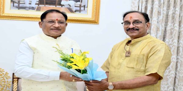 रायपुर : मुख्यमंत्री से छत्तीसगढ़ योग आयोग के नवनियुक्त अध्यक्ष  संजय अग्रवाल ने की सौजन्य मुलाकात