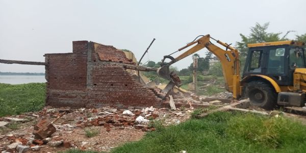 कांके डैम के तटवर्ती क्षेत्र में चला अतिक्रमण मुक्त अभियान, हटाए गए 03 अवैध खटाल