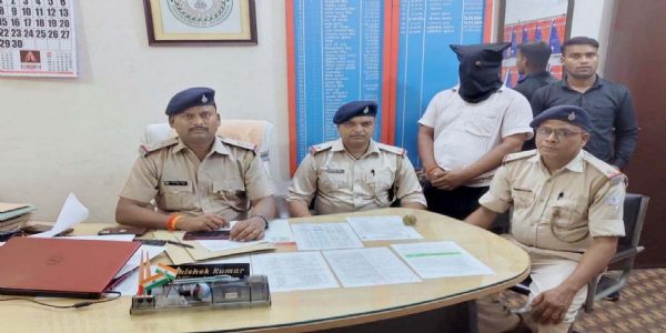 गोला में अवैध विदेशी शराब फैक्ट्री का खुलासा, एक गिरफ्तार