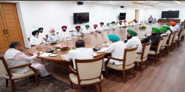 पंजाब के किसानों ने एमएसपी की कानूनी गारंटी के लिए राज्यपाल काे दिया मांग पत्र