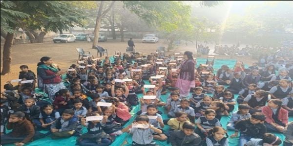 डिजिटल दौर में संस्कारों की अलख, सूरत स्कूल में विद्यार्थियों को भेंट की गई रामायण