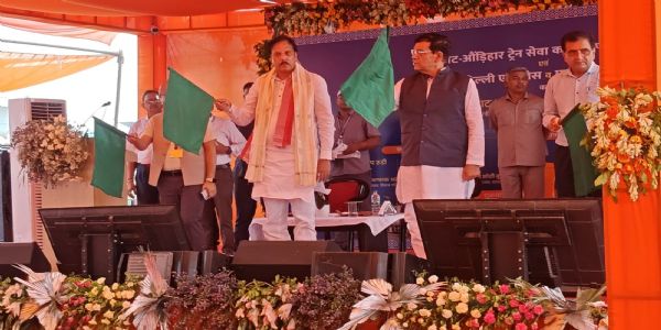 मऊ को तीन रेल सुविधाओं की मिली सौगात, यूपी के कैबिनेट मंत्री एके शर्मा कार्यक्रम में हुए शामिल