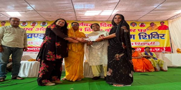 शिवपुरीः रसोइया दीदियों की कुकिंग प्रतियोगिता आयोजित, पौष्टिक व्यंजनों का किया प्रदर्शन