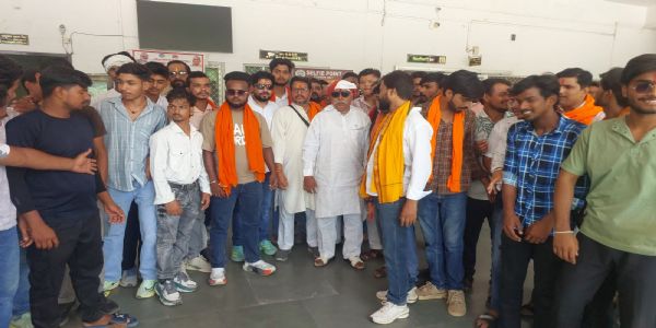 ताजिया उठने से पहले सड़क पर रखने का हिन्दू संगठनों ने किया विरोध, जिलाधिकारी को सौंपा ज्ञापन