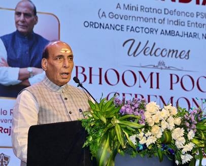 र के अंबाझरी ऑर्डनेंस फैक्टरी परिसर में परियोजना के भूमि पूजन कार्यक्रम को संबोधित करते रक्षामंत्री । र के अंबाझरी ऑर्डनेंस फैक्टरी परिसर में परियोजना के भूमि पूजन कार्यक्रम को संबोधित करते रक्षामंत्री ।