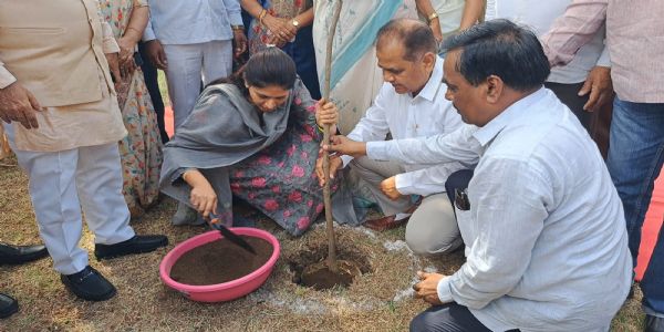 सूरत में वृक्षारोपण करती केंद्रीय खेल एवं युवा मामलों की राज्य मंत्री रक्षा खडसे सूरत में वृक्षारोपण करती केंद्रीय खेल एवं युवा मामलों की राज्य मंत्री रक्षा खडसे