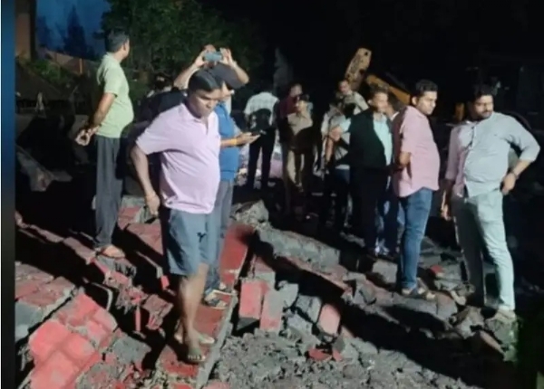 गिरी दीवार की मलवा हटाते हुए