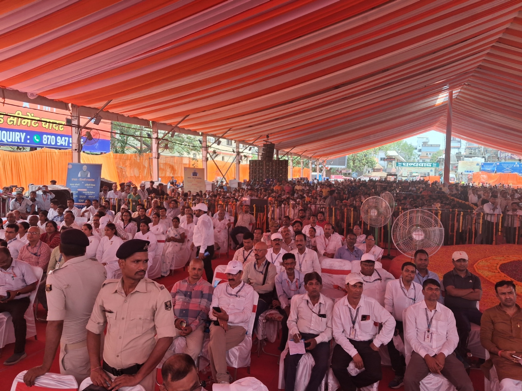 रेल मंत्री अश्विनी वैष्णव और मुख्यमंत्री सम्राट चौधरी ने हरी झंडी दिखाकर ट्रेन को किया रवाना रेल मंत्री अश्विनी वैष्णव और मुख्यमंत्री सम्राट चौधरी ने हरी झंडी दिखाकर ट्रेन को किया रवाना