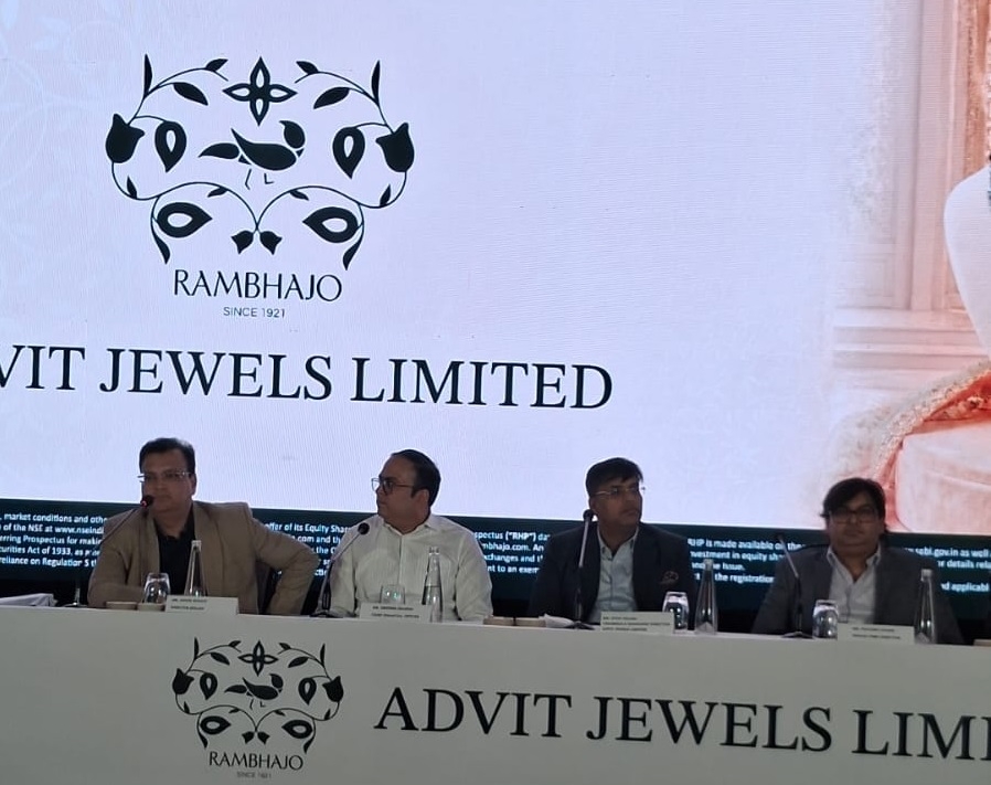प्रेसवार्ता में अद्वित ज्वेल्स के चेयरमैन एवं प्रबंध निदेशक नितिन गिलारा और अन्य प्रेसवार्ता में अद्वित ज्वेल्स के चेयरमैन एवं प्रबंध निदेशक नितिन गिलारा और अन्य