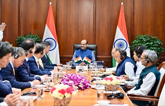 कोरिया गणराज्य के आंतरिक और सुरक्षा मंत्री के साथ बातचीत करते ओम बिरला कोरिया गणराज्य के आंतरिक और सुरक्षा मंत्री के साथ बातचीत करते ओम बिरला