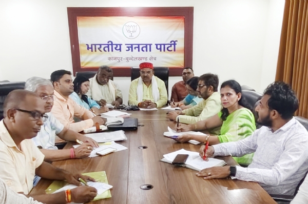 बैठक के दौरान क्षेत्रीय अध्यक्ष प्रकाश पाल व अन्य