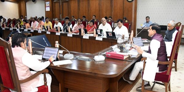 मुख्यमंत्री डॉ. मोहन यादव ने मंत्री-परिषद की बैठक से पहले मंत्रीगण को संबोधित किया