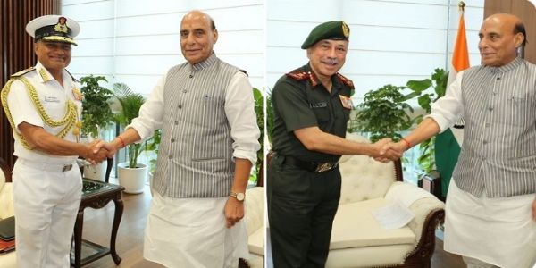 रक्षा मंत्री राजनाथ सिंह से मुलाकात करते नौसेना प्रमुख और नए सीडीएस रक्षा मंत्री राजनाथ सिंह से मुलाकात करते नौसेना प्रमुख और नए सीडीएस