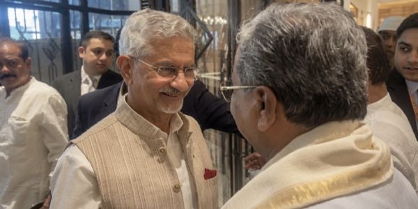 सिद्धारमैया की होटल से निकलते हुए विदेश मंत्री डॉ. एस. जयशंकर से भी मुलाकात के दौरान सिद्धारमैया की होटल से निकलते हुए विदेश मंत्री डॉ. एस. जयशंकर से भी मुलाकात के दौरान