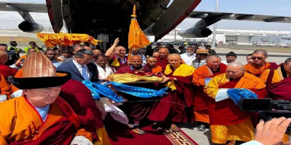 भगवान बुद्ध के प्रमुख शिष्यों के पवित्र अवशेष मंगोलिया पहुंचने पर एयरपोर्ट पर हुआ भव्य स्वागत भगवान बुद्ध के प्रमुख शिष्यों के पवित्र अवशेष मंगोलिया पहुंचने पर एयरपोर्ट पर हुआ भव्य स्वागत