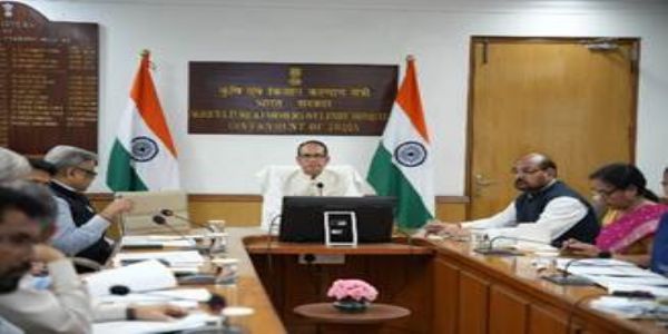 अलनीनो के प्रभाव से निपटने के लिए की गई तैयारियों की समीक्षा करते हुए केन्द्रीय मंत्री शिवराज सिंह चौहान अलनीनो के प्रभाव से निपटने के लिए की गई तैयारियों की समीक्षा करते हुए केन्द्रीय मंत्री शिवराज सिंह चौहान