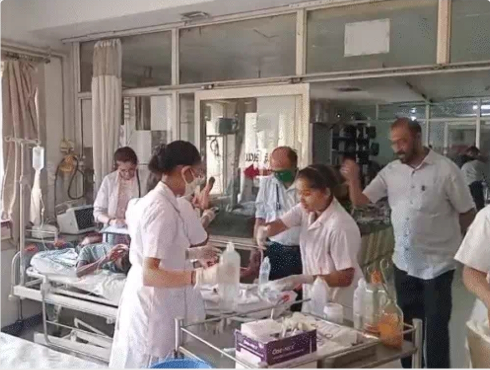 बारडोली सीएचसी में करीब 17 घायलों का इलाज चल रहा है बारडोली सीएचसी में करीब 17 घायलों का इलाज चल रहा है