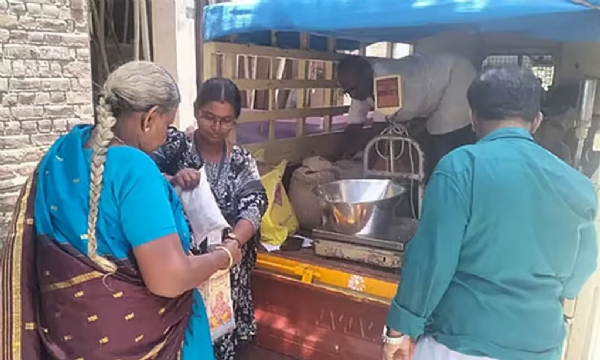 बुजुर्गों और दिव्यांगजनों के घरों तक राशन सामग्री