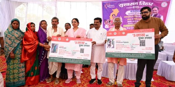 कोरिया : विधायक और कलेक्टर ने खुद सुनीं 14 गांवों की समस्याएं, हाथों-हाथ बांटी 'खुशियों की चाबी'