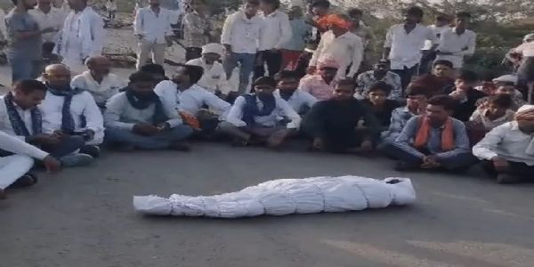 भिंड: छात्रा हत्याकांड पर भड़का जनाक्रोश, शव रखकर सड़क जाम, आरोपियों को फांसी देने की मांग