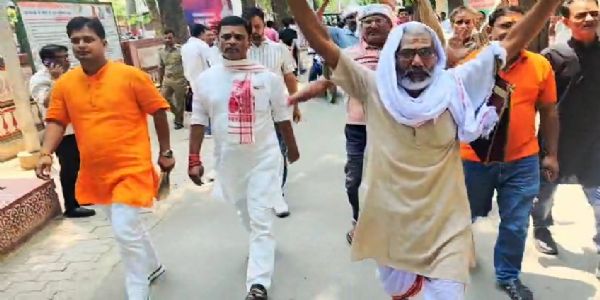 बाहुबली बृजेश सिंह के खिलाफ काशी मेंं प्रदर्शन, त्राहिमाम, माफिया से धर्म बचाओ जैसे नारे लगे