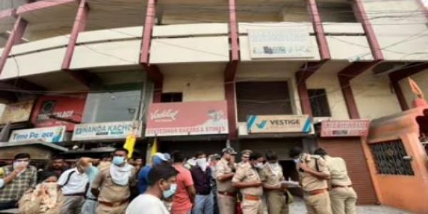 प्रयागराज में हुई चार लोगों की हत्या के घटनास्थल का छाया चित्र प्रयागराज में हुई चार लोगों की हत्या के घटनास्थल का छाया चित्र