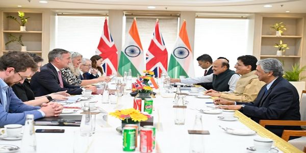 भारत-ब्रिटेन मुक्त व्यापार समझौते को लागू करने बातचीत में पीयूष गोयल और अन्य भारत-ब्रिटेन मुक्त व्यापार समझौते को लागू करने बातचीत में पीयूष गोयल और अन्य