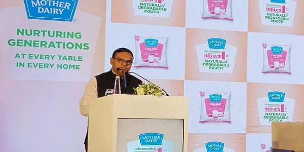भारत का पहला मिट्टी में घुलनशील दूध पाउच को लॉन्च करते मदर डेयरी भारत का पहला मिट्टी में घुलनशील दूध पाउच को लॉन्च करते मदर डेयरी