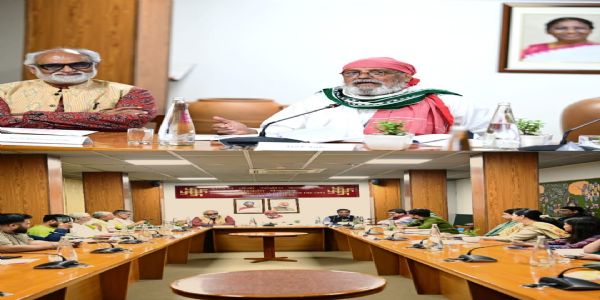 आईजीएनसीए के सदस्य सचिव डॉ सच्चिदानंद जोशी और  पर्यावरण कार्यकर्ता डॉ. अनिल जोशी मौजूद।