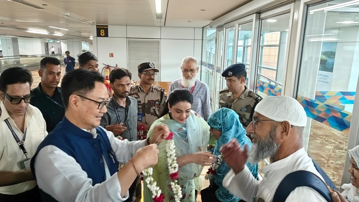 दिल्ली के इंदिरा गांधी अंतरराष्ट्रीय हवाई अड्डे पर वतन वापस आने वाले  हाजियों का स्वागत करते अल्पसंख्यक कार्य मंत्री किरेन रिजिजू