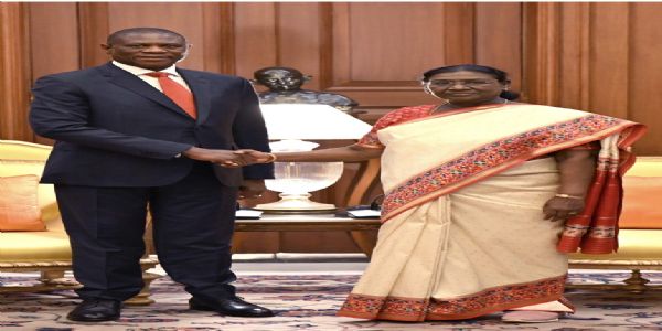 नई दिल्ली में सोमवार को राष्ट्रपति भवन में राष्ट्रपति द्रौपदी मुर्मु से मुलाकात करते दक्षिण अफ्रीका के उपराष्ट्रपति शिपोकोसा पॉलस माशातिले।