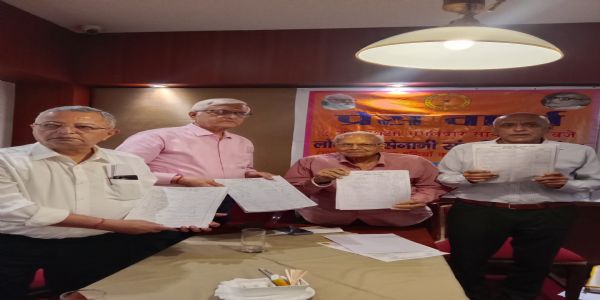 लोकतंत्र सेनानी संघ राष्ट्रीय उपाध्यक्ष ओ.पी. बब्बर के साथ अन्य सेनानी। लोकतंत्र सेनानी संघ राष्ट्रीय उपाध्यक्ष ओ.पी. बब्बर के साथ अन्य सेनानी।