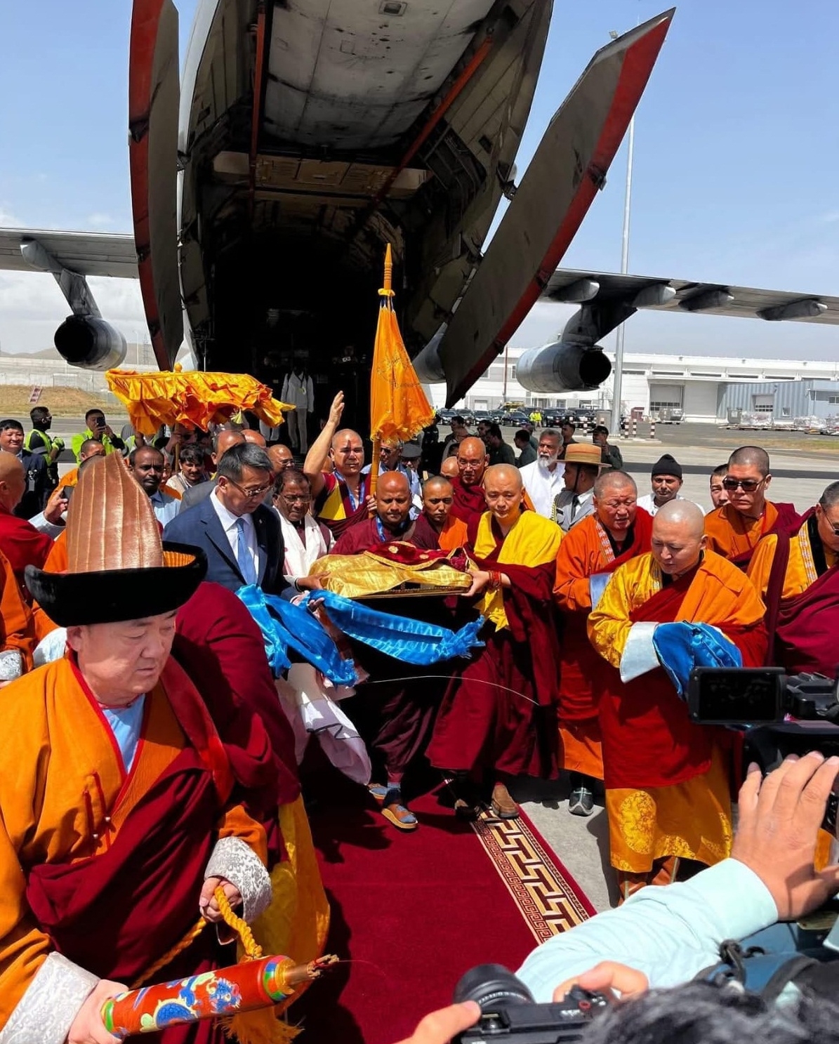भगवान बुद्ध के प्रमुख शिष्यों के पवित्र अवशेष मंगोलिया पहुंचने पर एयरपोर्ट पर हुआ भव्य स्वागत भगवान बुद्ध के प्रमुख शिष्यों के पवित्र अवशेष मंगोलिया पहुंचने पर एयरपोर्ट पर हुआ भव्य स्वागत