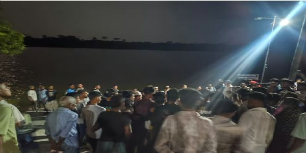बांग्लादेश के बागेरहाट में ऐतिहासिक खान जहान (आर.) दरगाह के करीब स्थित तालाब में सोमवार रात एक बच्ची की तलाश की गई। बताया गया है कि मगरमच्छ बच्ची को तालाब में खींच ले गया है। दमकल विभाग स्थानीय लोगों की मदद से लापता बच्ची को ढूंढने के लिए रेस्क्यू ऑपरेशन चला रहा है। फोटो - प्रोथोम अलो बांग्लादेश के बागेरहाट में ऐतिहासिक खान जहान (आर.) दरगाह के करीब स्थित तालाब में सोमवार रात एक बच्ची की तलाश की गई। बताया गया है कि मगरमच्छ बच्ची को तालाब में खींच ले गया है। दमकल विभाग स्थानीय लोगों की मदद से लापता बच्ची को ढूंढने के लिए रेस्क्यू ऑपरेशन चला रहा है। फोटो - प्रोथोम अलो