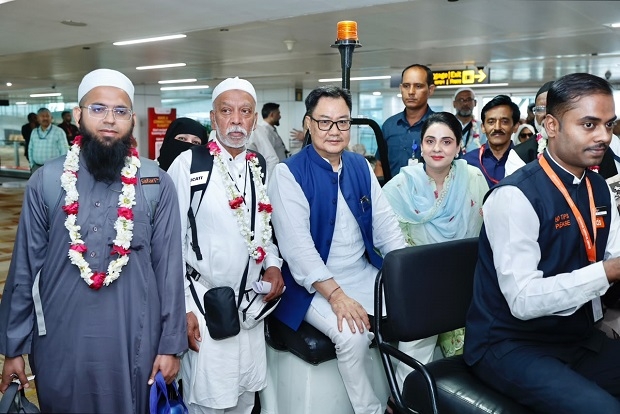 दिल्ली के इंदिरा गांधी अंतरराष्ट्रीय हवाई अड्डे पर वतन वापस आने वाले  हाजियों का स्वागत करते अल्पसंख्यक कार्य मंत्री किरेन रिजिजू