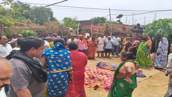 मौत के बाद गांव में जुटी भीड मौत के बाद गांव में जुटी भीड