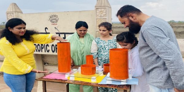 सूर्य के उत्तरायण यात्रा पूर्ण होने की खगोलीय घटना की जानकारी देते हुए विज्ञान प्रसारक सारिका घारू सूर्य के उत्तरायण यात्रा पूर्ण होने की खगोलीय घटना की जानकारी देते हुए विज्ञान प्रसारक सारिका घारू