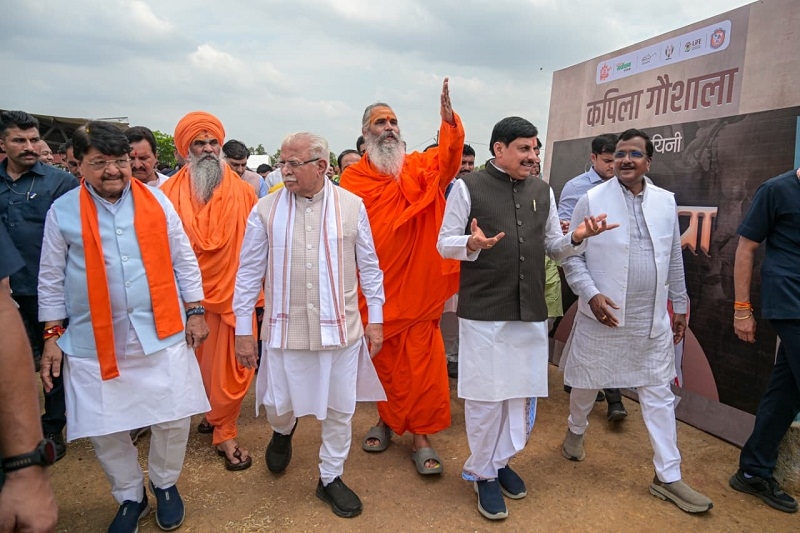 कपिला गौशाला का निरीक्षण करते हुए मुख्यमंत्री और केन्द्रीय मंत्री कपिला गौशाला का निरीक्षण करते हुए मुख्यमंत्री और केन्द्रीय मंत्री