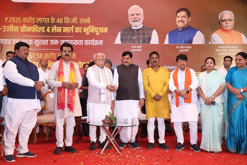 इंदौर में ग्रीनफील्ड परियोजना का भूमि-पूजन करते हुए केन्द्रीय मंत्री मनोहर लाल और मुख्यमंत्री इंदौर में ग्रीनफील्ड परियोजना का भूमि-पूजन करते हुए केन्द्रीय मंत्री मनोहर लाल और मुख्यमंत्री