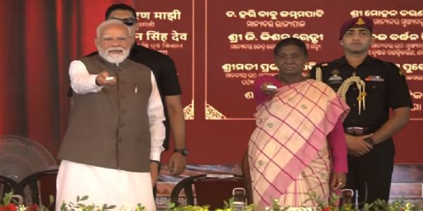 राष्ट्रपति द्रौपदी मुर्मु और प्रधानमंत्री नरेन्द्र मोदी शनिवार को मयूरभंज जिले के रायरंगपुर में ओडिशा सरकार के दो वर्ष पूरे होने के उपलक्ष्य में आयोजित समारोह में राष्ट्रपति द्रौपदी मुर्मु और प्रधानमंत्री नरेन्द्र मोदी शनिवार को मयूरभंज जिले के रायरंगपुर में ओडिशा सरकार के दो वर्ष पूरे होने के उपलक्ष्य में आयोजित समारोह में