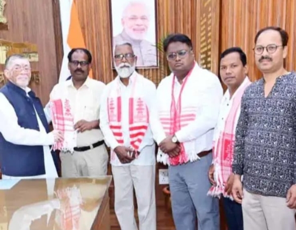 राज्यपाल को ज्ञापन सौंपते प्रतिनिधिमंडल सदस्यगण राज्यपाल को ज्ञापन सौंपते प्रतिनिधिमंडल सदस्यगण